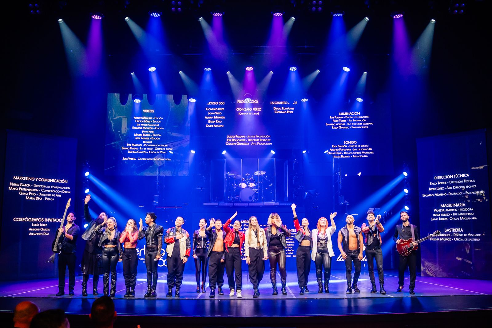 Los artistas que participan en ‘Cruz de Navajas’ saludando al público.