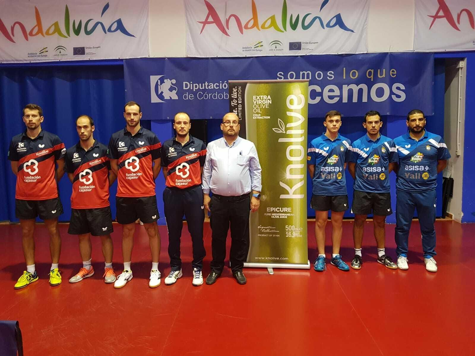 Formaciones del Cajasur Priego y el Borges, junto al árbitro, en la previa del choque.