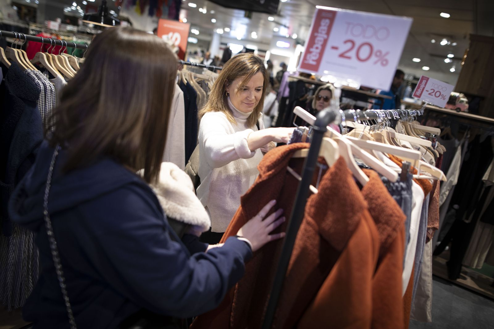 Dos mujeres comprando en las rebajas en una imagen de archivo