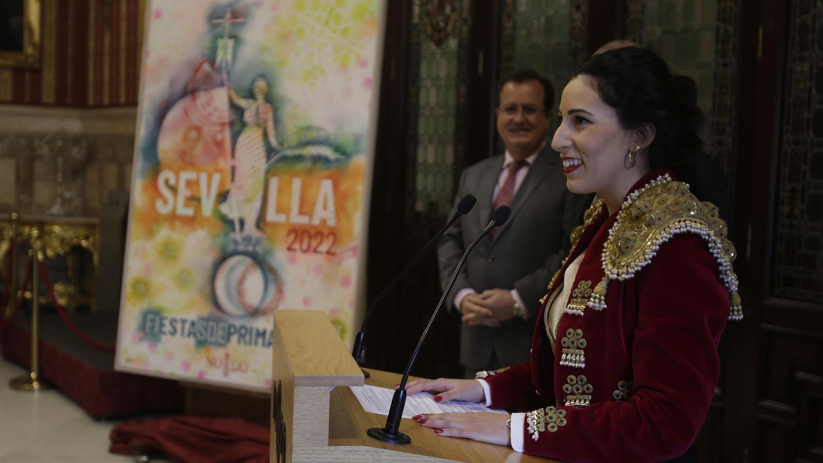 La pintora María Tapia, el concejal Juan Carlos Cabrera y el cartel, en el acto de presentación.