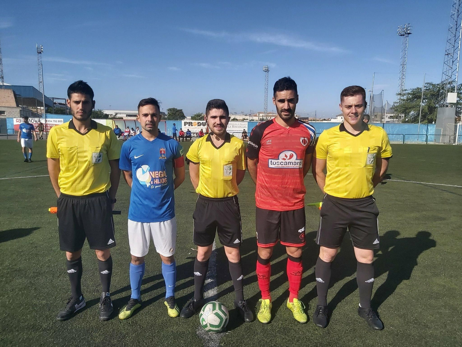 El trío arbitral, con los capitanes de ambos equipos antes de comenzar el encuentro. El trío arbitral, con los capitanes de ambos equipos antes de comenzar el encuentro.