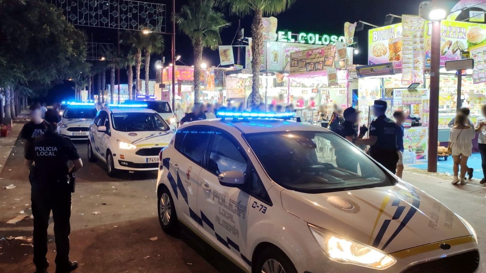 Momento del cierre de casetas y puestos de comida en el recinto ferial