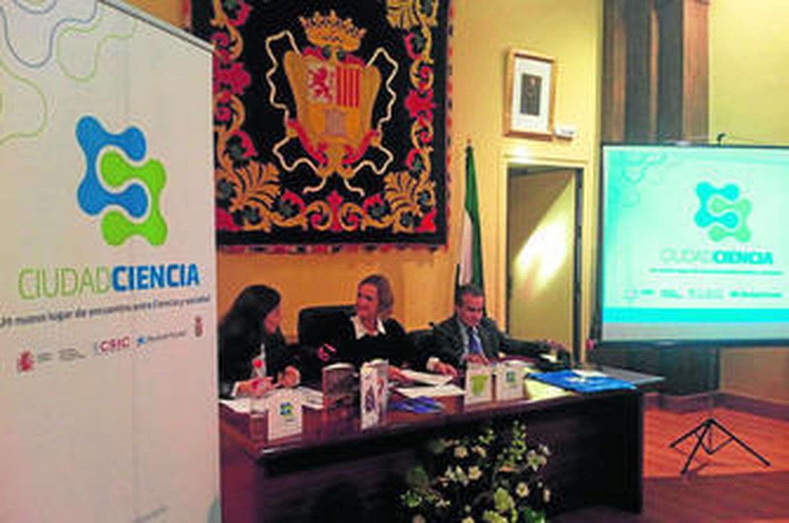 La alcaldesa y los representantes del CSIC y la Caixa, durante la presentación del proyecto.
