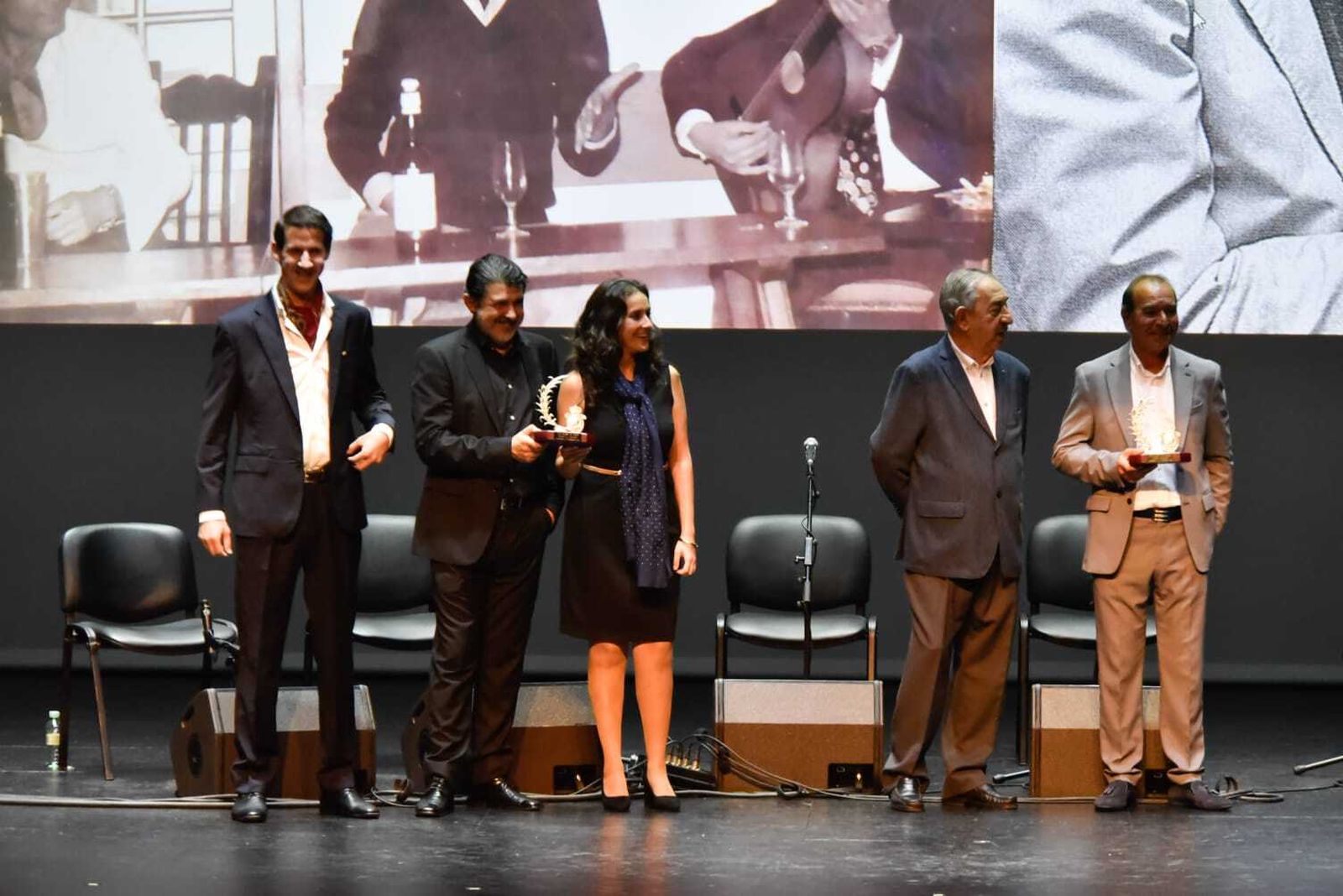 Los familiares de los artistas homenajeados recogen la Palma de Plata.