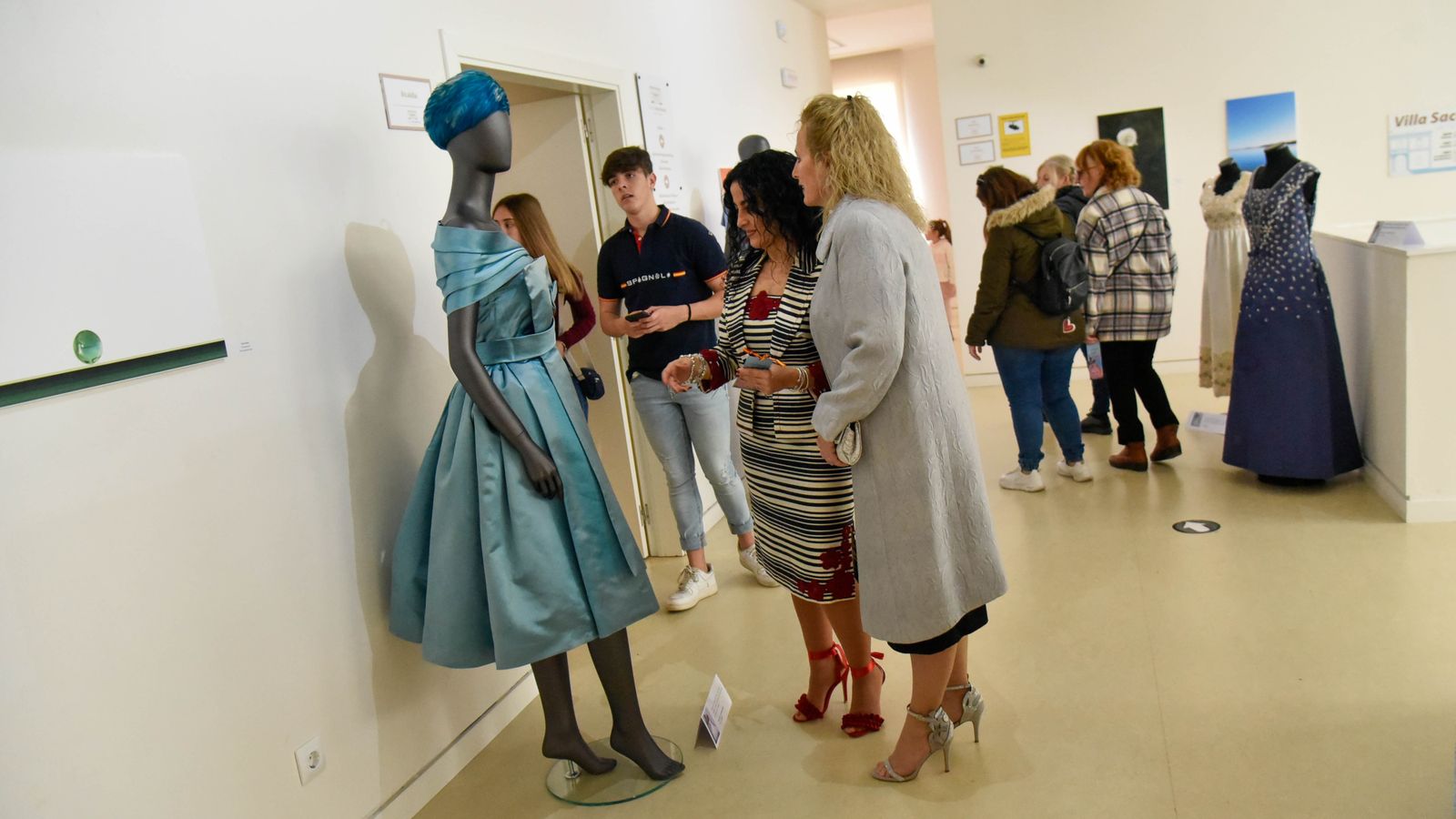 Exposición ' Vísteme: de la Alta Costura al Arte, 90 años de historia de la moda' en el Museo Cruz Herrera