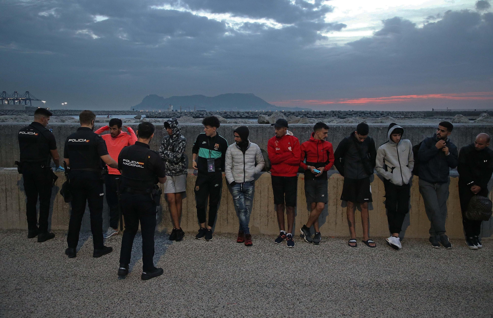 Imágenes de los 10 migrantes rescatados por Salvamento Marítimo en Algeciras