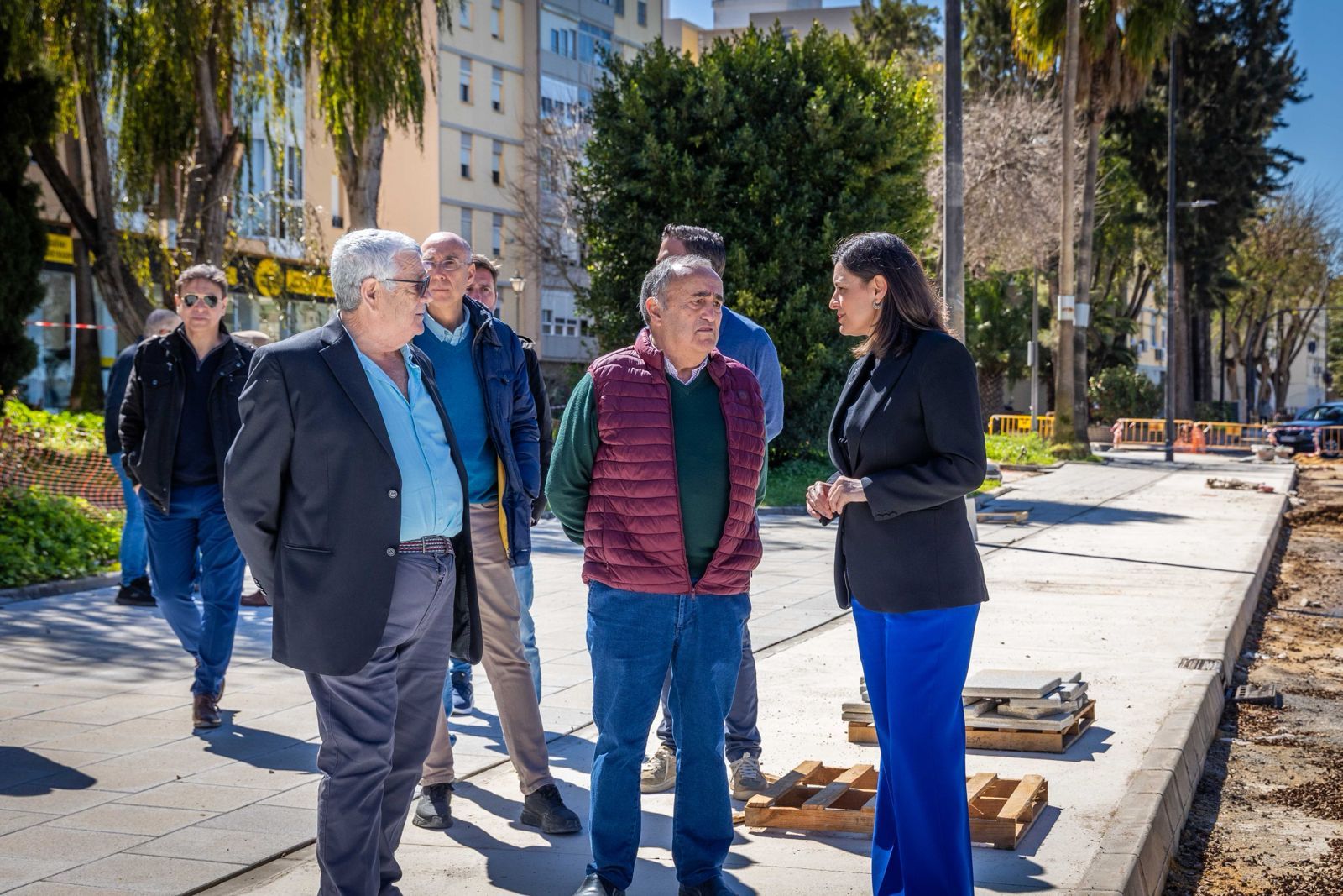 Patricia Cavada, con los representantes vecinales, durante la visita que este miércoles ha realizado a las obras de Pery Junquera, en San Fernando, en una imagen difundida por el Ayuntamiento isleño