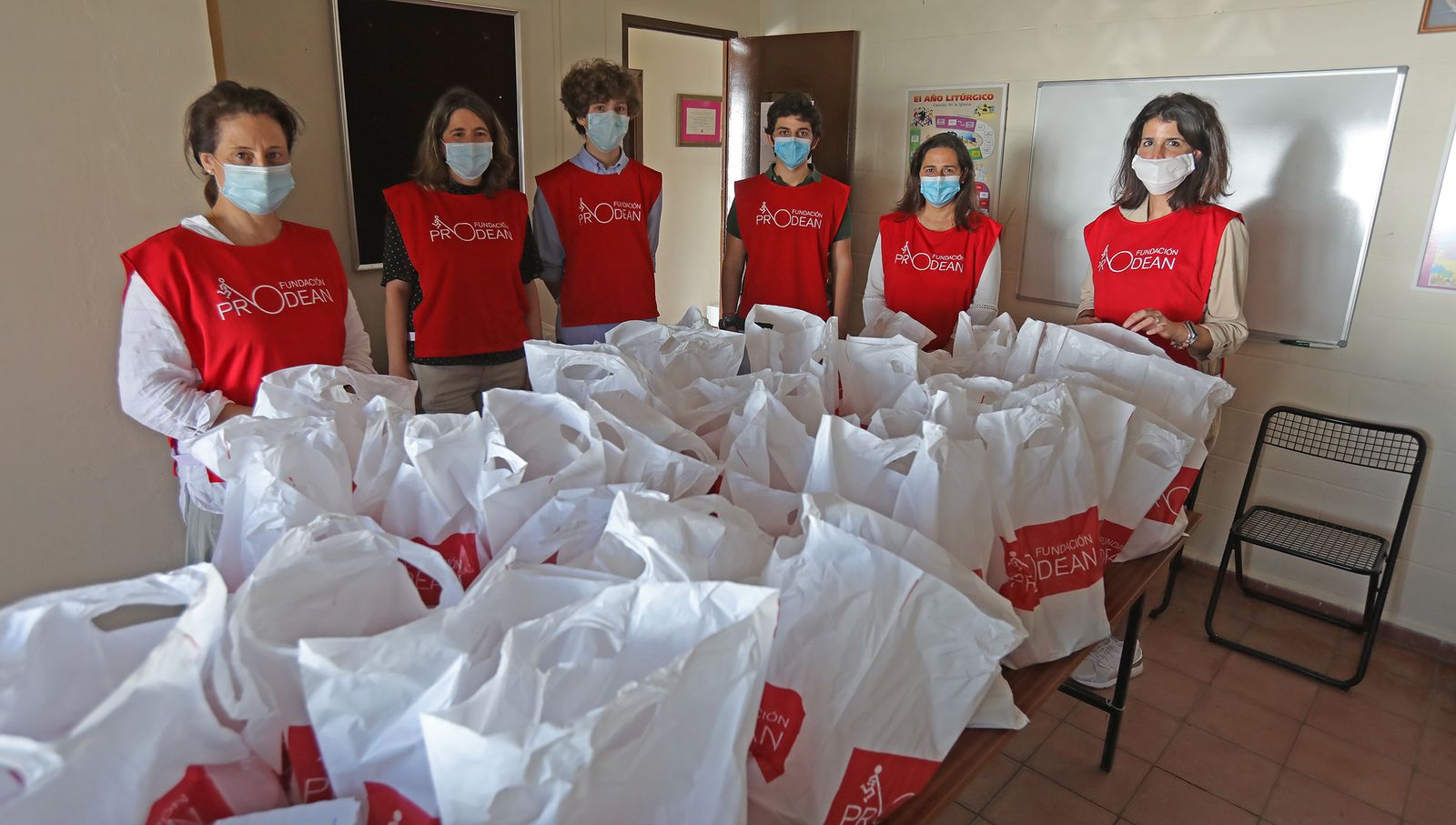 La delegada de la Fundación en Jerez, María del Carmen Martín-Hidalgo, con algunos voluntarios.