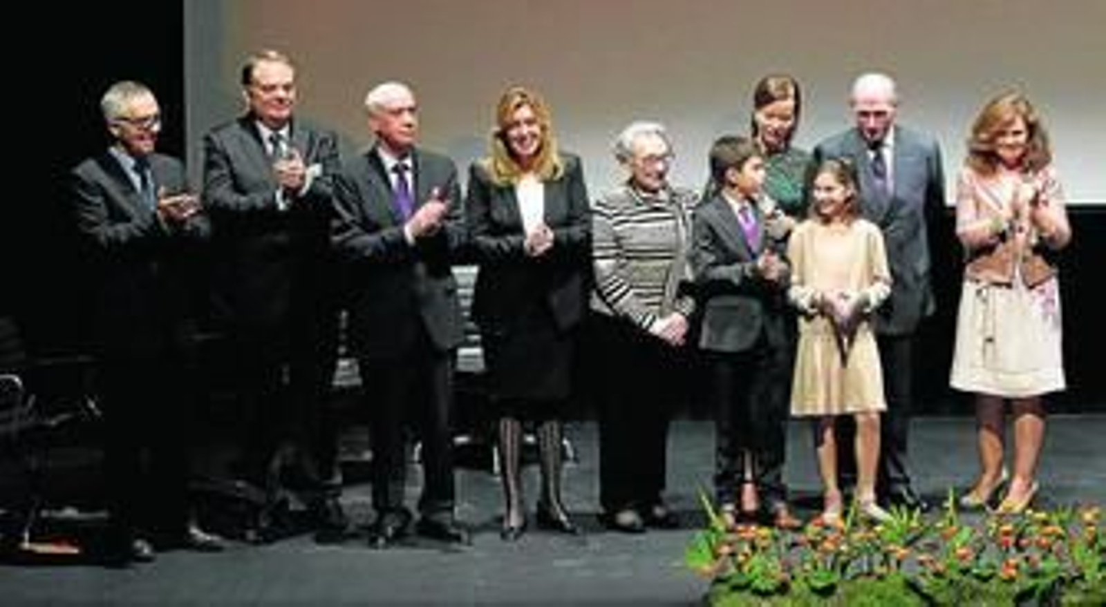 Susana Díaz, con Christine, Bernard y Almine Ruiz-Picasso, Luciano Alonso, Carmen Calvo y otros representantes, ayer en el Museo.