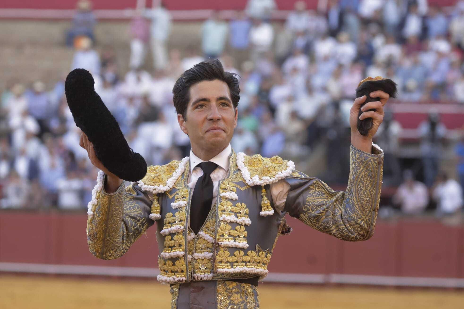 Álvaro Lorenzo pasea la oreja conseguida en la Plaza de la Maestranza de Sevilla