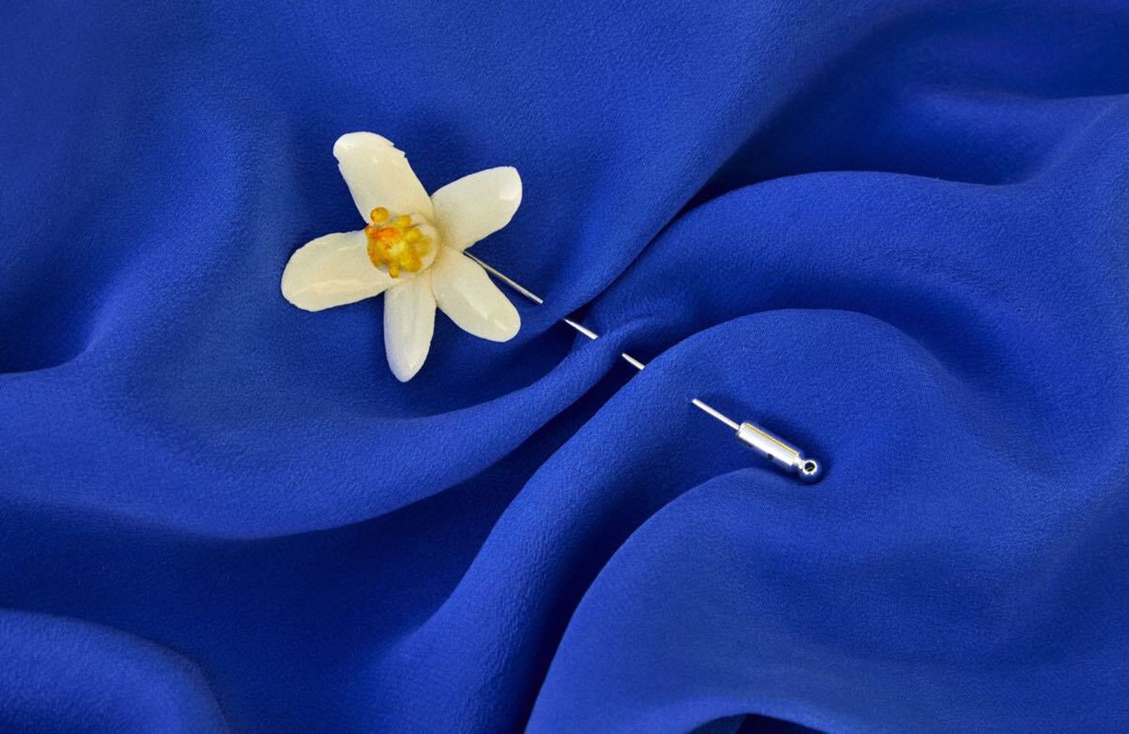 El azahar, seña de la  botella de Larios 12 de Leandro Cano