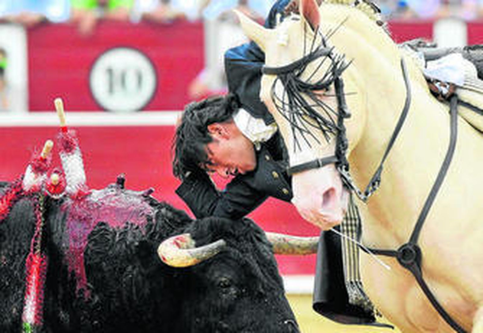 El rejoneador sevillano Diego Ventura, en un desplante en su actuación en Albacete.