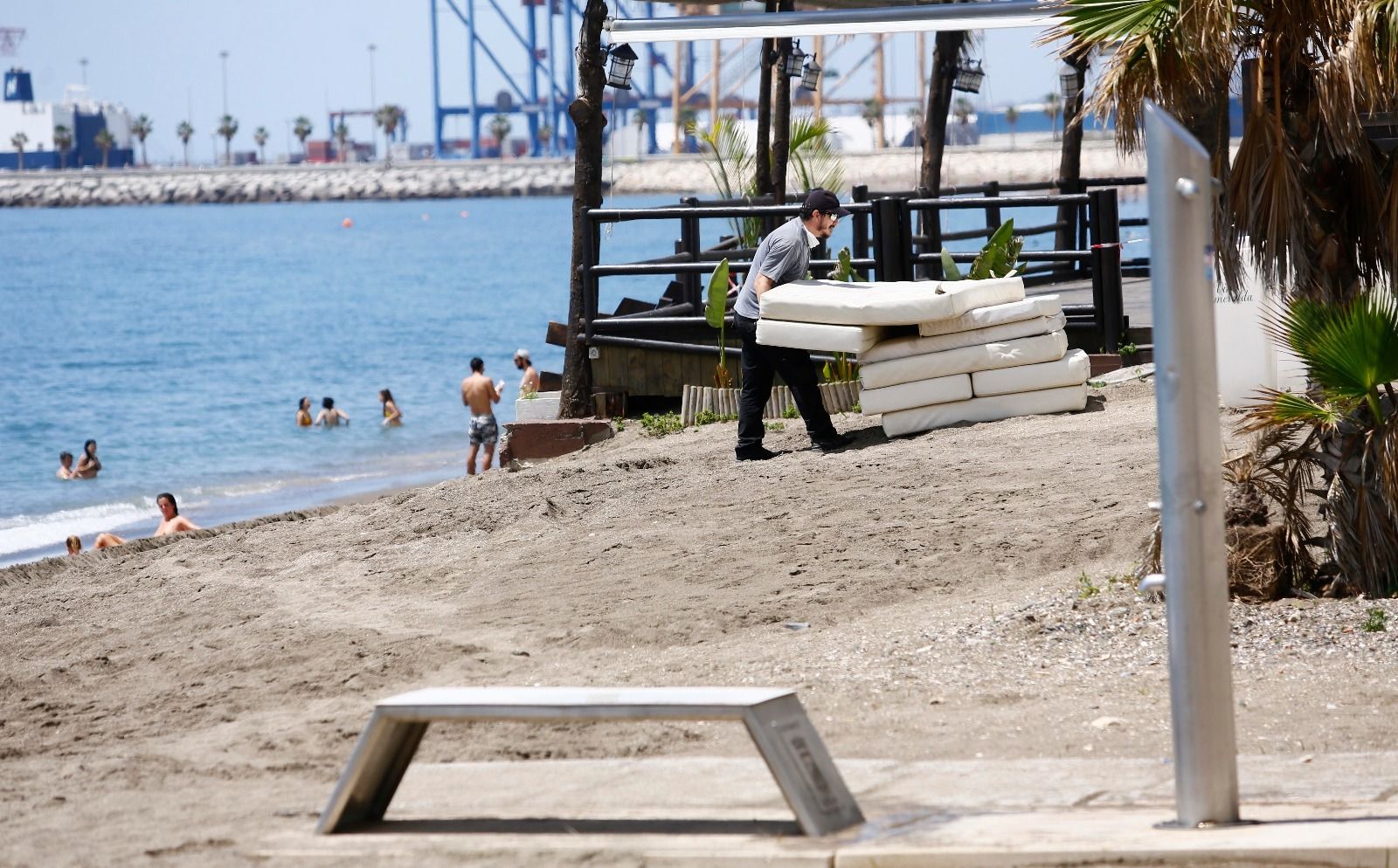 Los bañistas estrenan en las playas la fase 2
