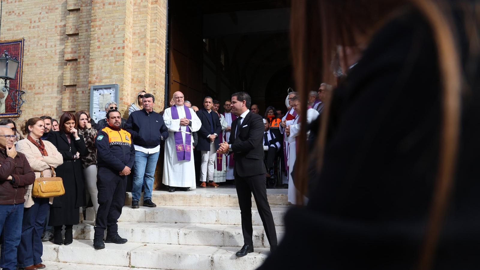 Fidel Sáenz de la Torre, otro hijo de la fallecida, a las puertas de la iglesia del Sagrado Corazón de Jesús este sábado.