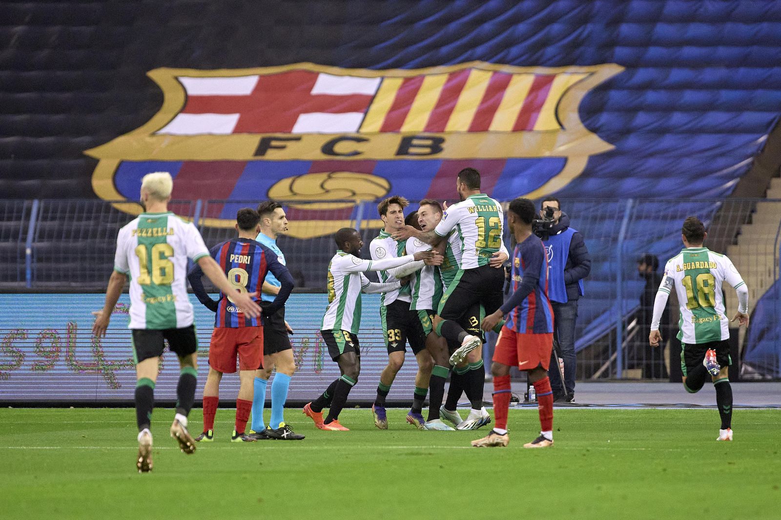 Los jugadores del Betis celebran con Loren su gol.