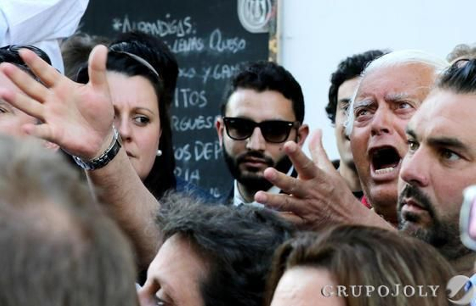 Como es habitual, la calle Ancha se convirtió ayer en la cuna del arte donde se sucedieron varias saetas para el Señor del Prendimiento y María Santísima del Desamparo.

Foto: Miguel Angel Gonzalez