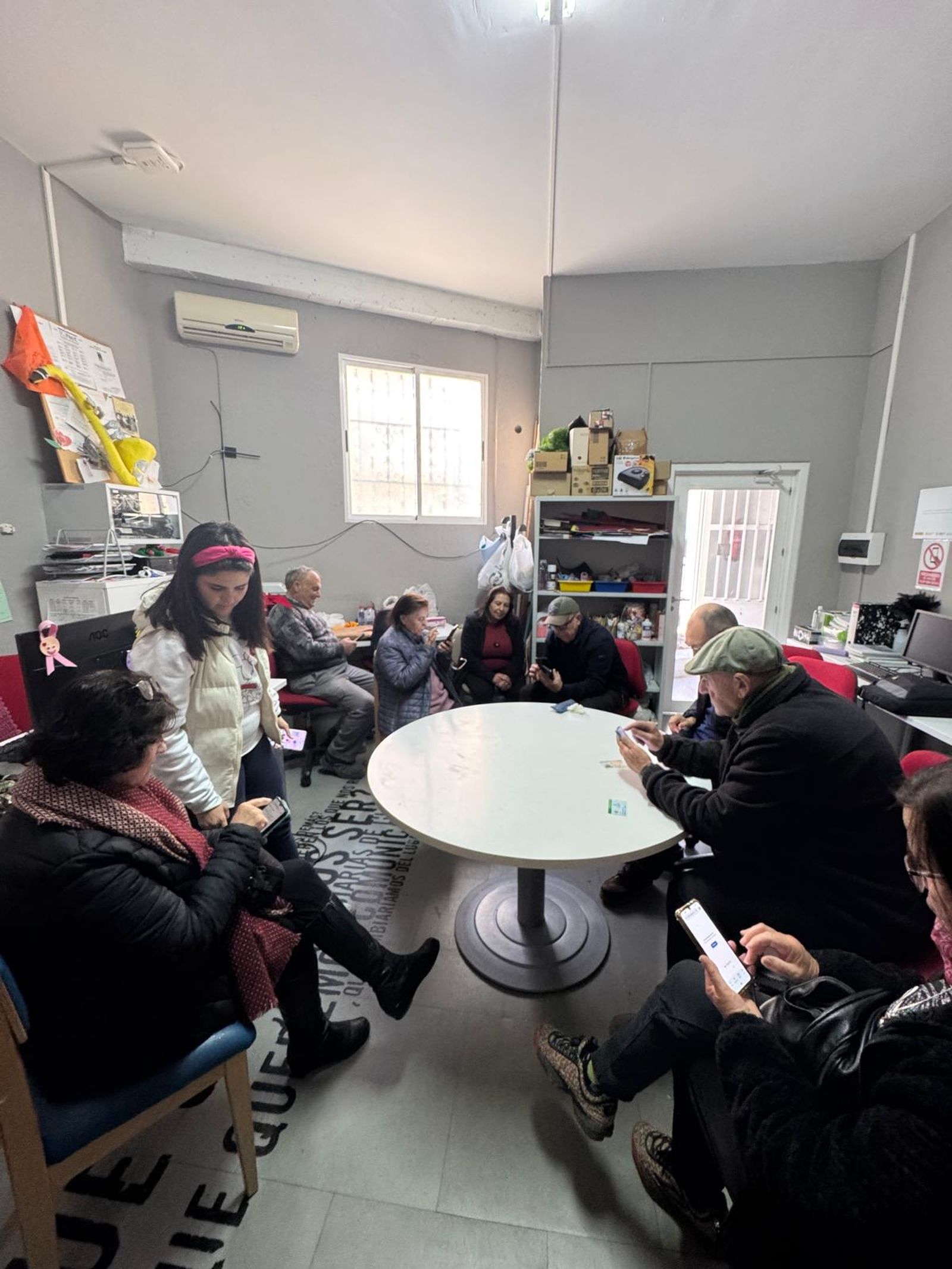 Los vecinos de la localidad durante el taller para aprender a pedir cita al médico a través de la aplicación ClicSalud+