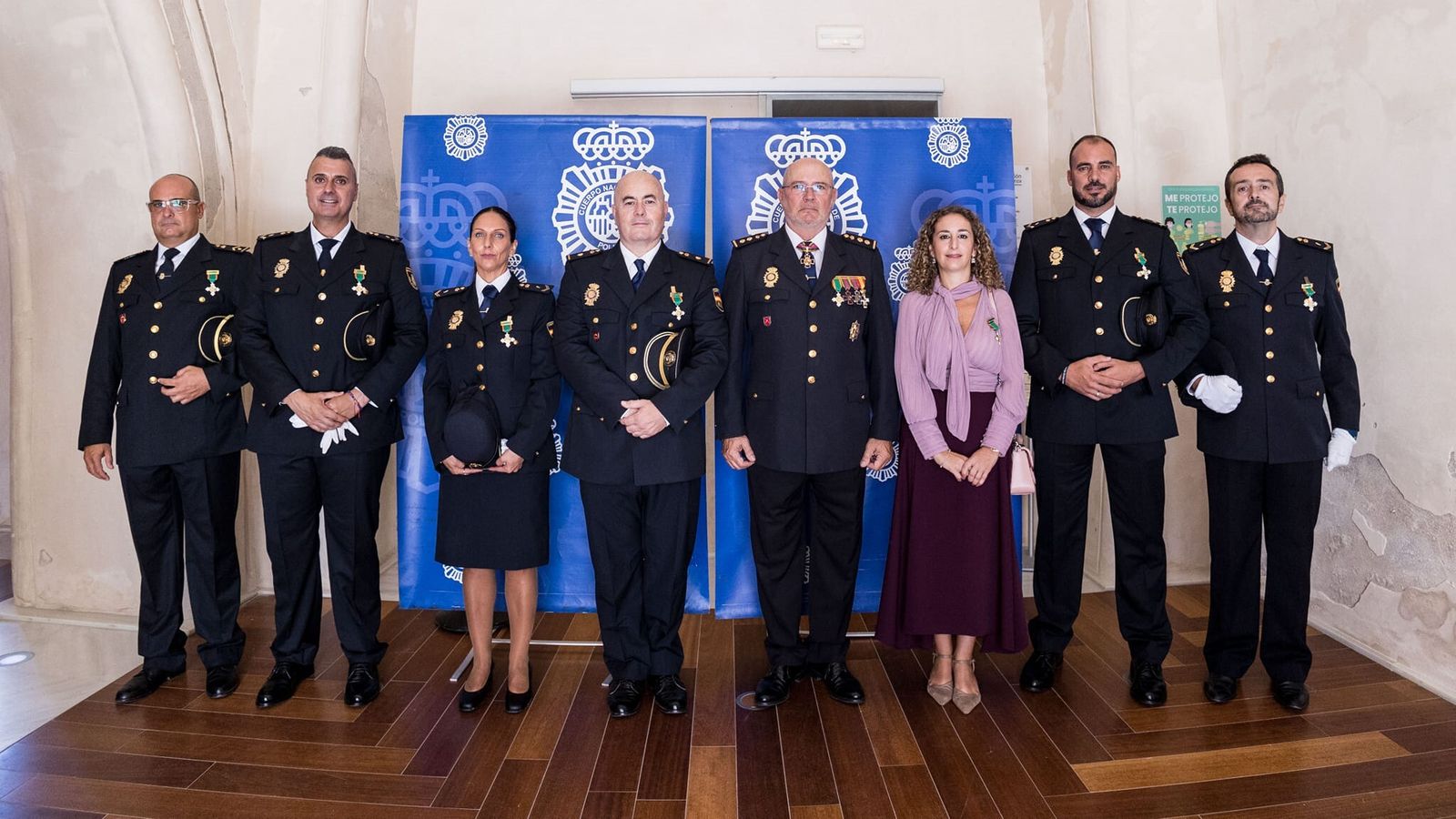 Personal distinguido en San Fernando con la orden del mérito policial con motivo del día de los patronos del Cuerpo Nacional de Policía..