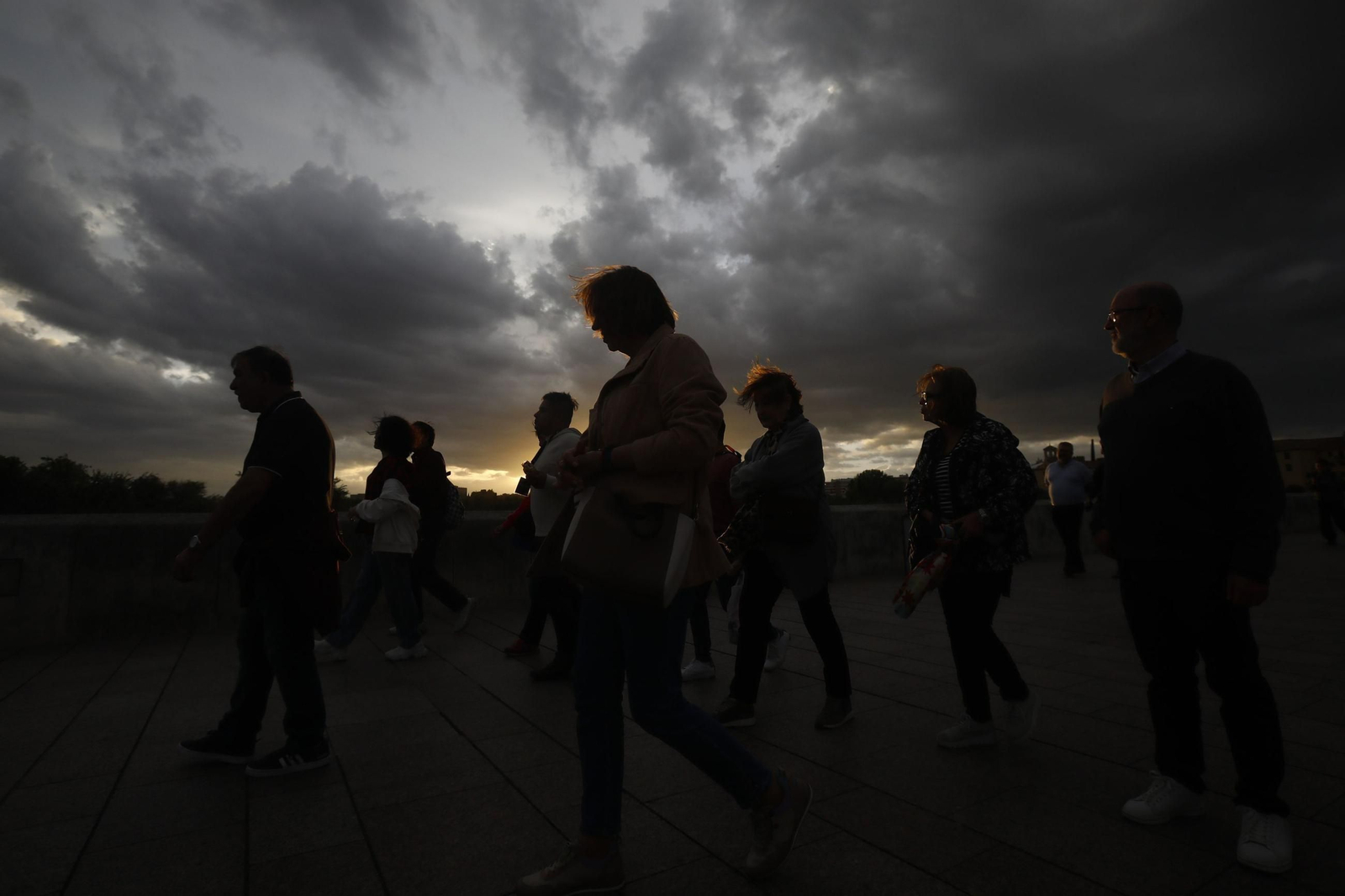 Una nubosa tarde de otoño en Córdoba, en imágenes