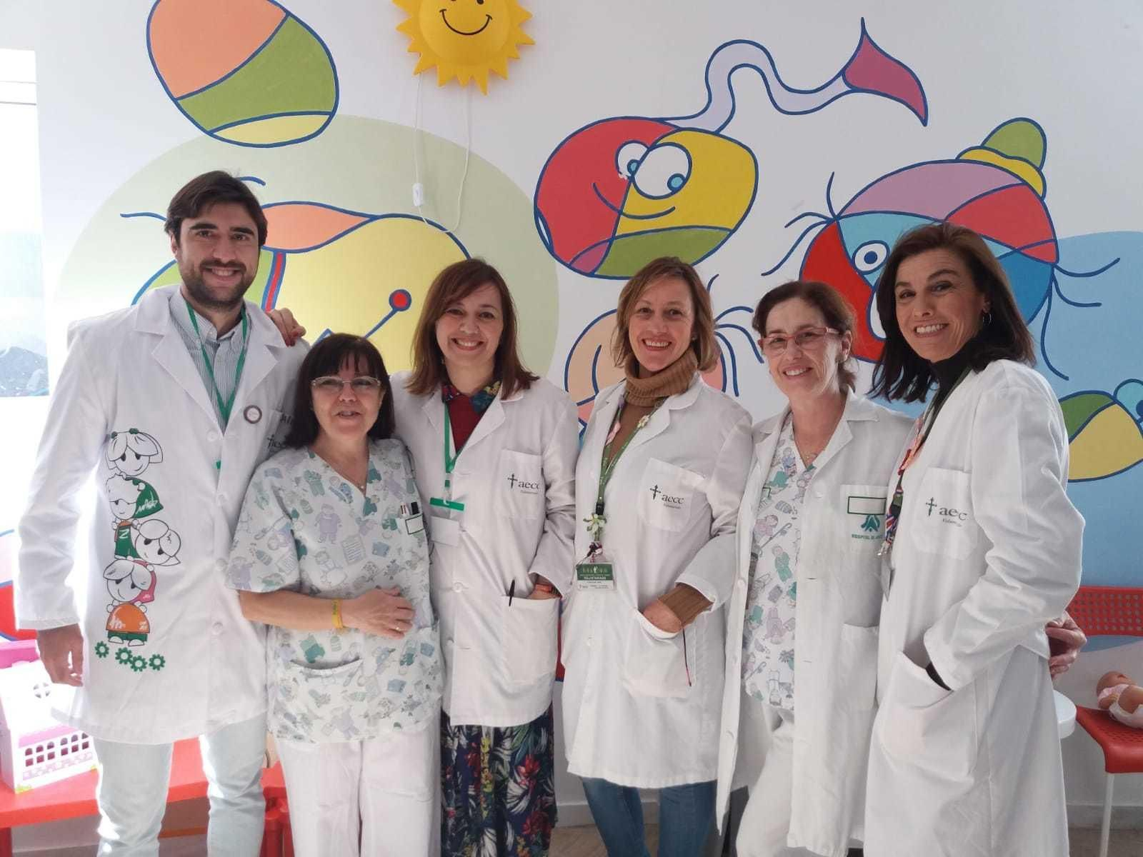 Voluntarios de la Asociación contra el Cáncer y personal sanitario, en la ludoteca oncohematológica del hospital de Jerez.