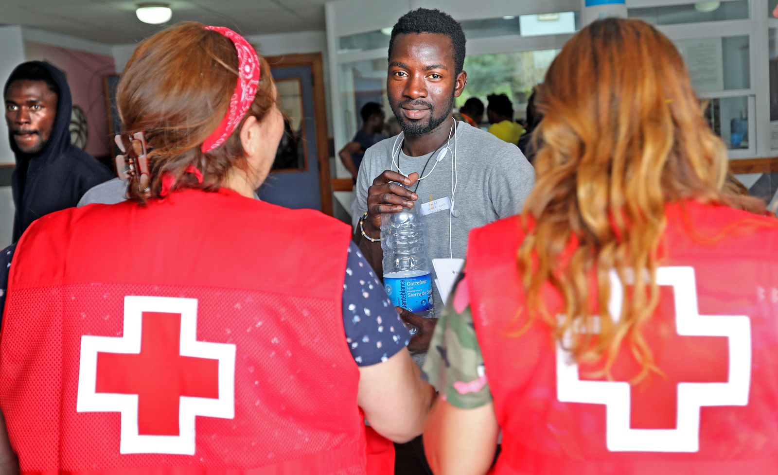 Inmigrantes en el polideportivo Kiko Narváez.