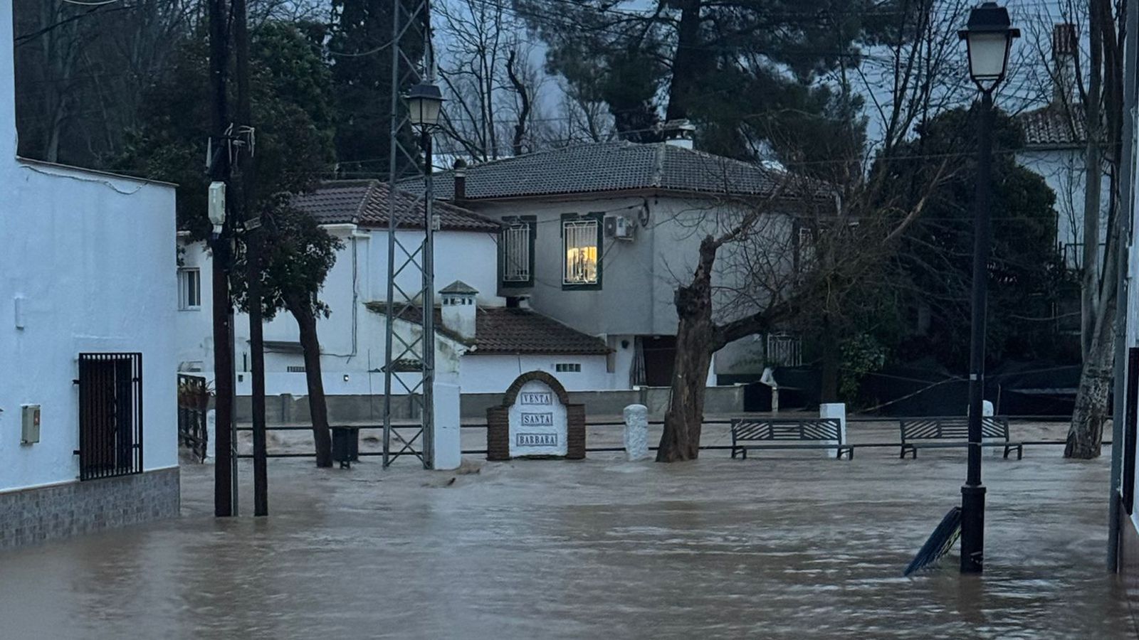 Vídeo: Santa Bárbara, en Loja, anegada por la borrasca Leonardo y con 20 viviendas desalojadas