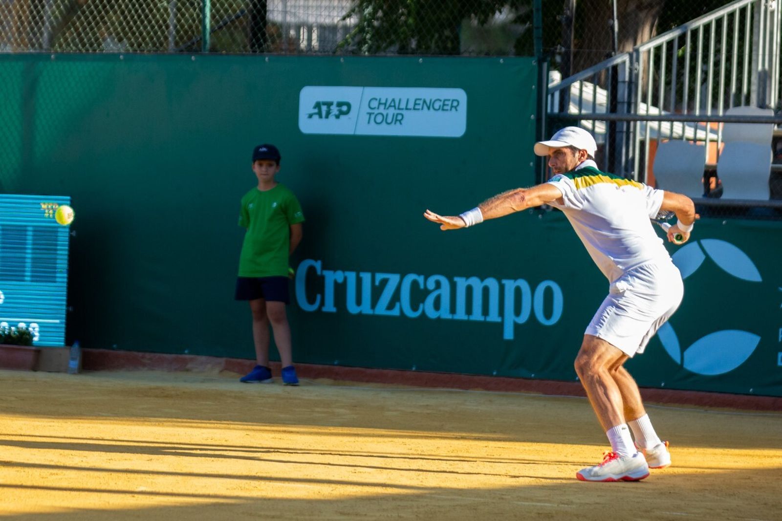Pablo Andújar se dispone a golpear la bola con su derecha.