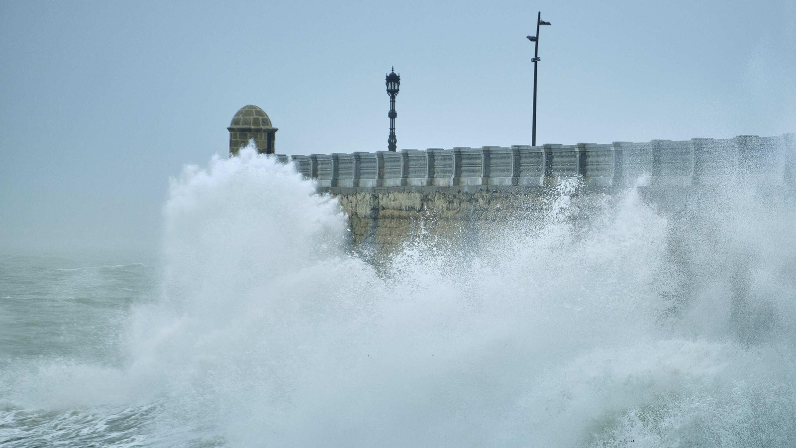 Olas batiendo contra las murallas de Santa Bárbara en Cádiz. Olas batiendo contra las murallas de Santa Bárbara en Cádiz.
