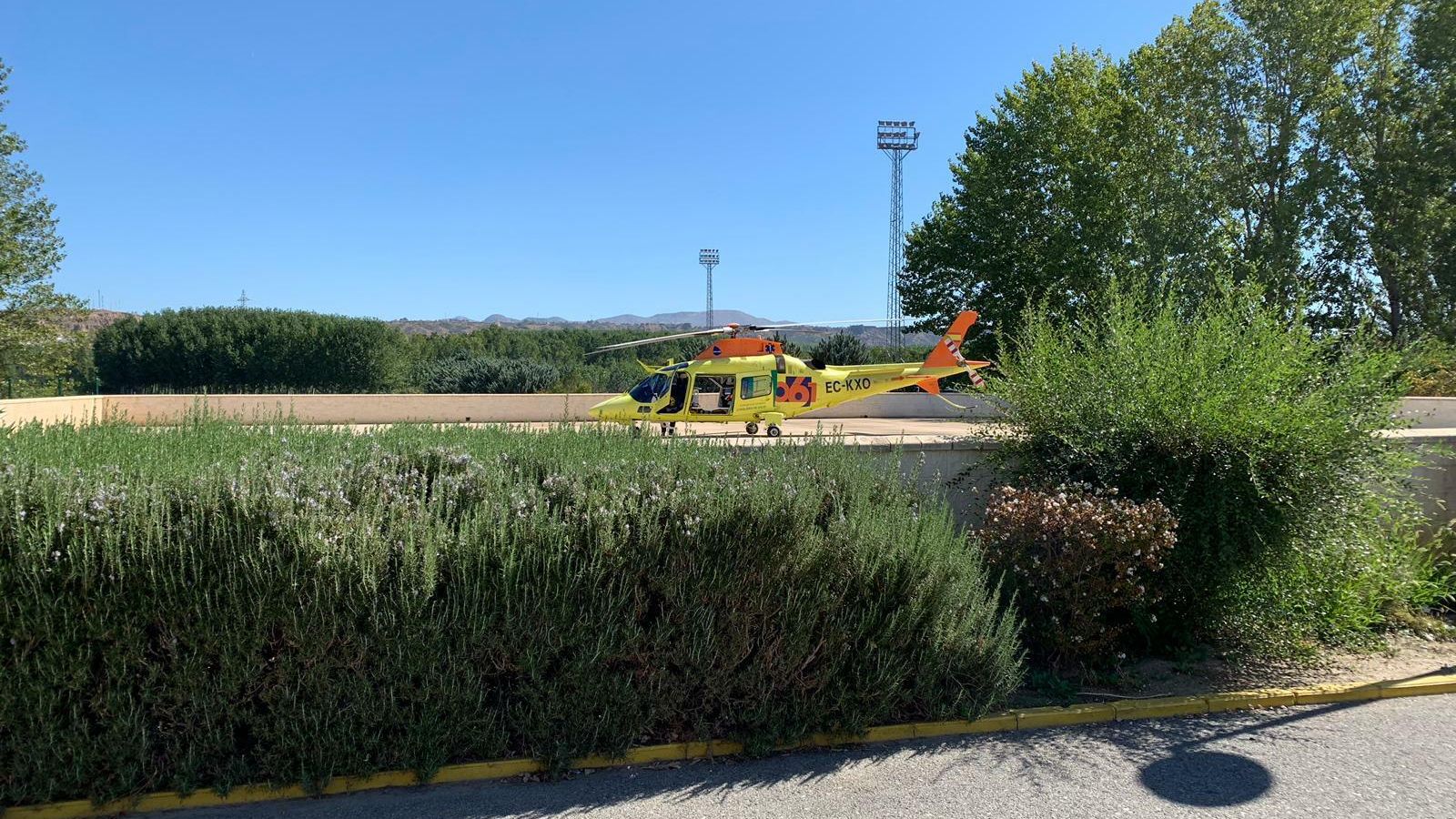 Helicóptero saliendo del hospital de Guadix con el herido.