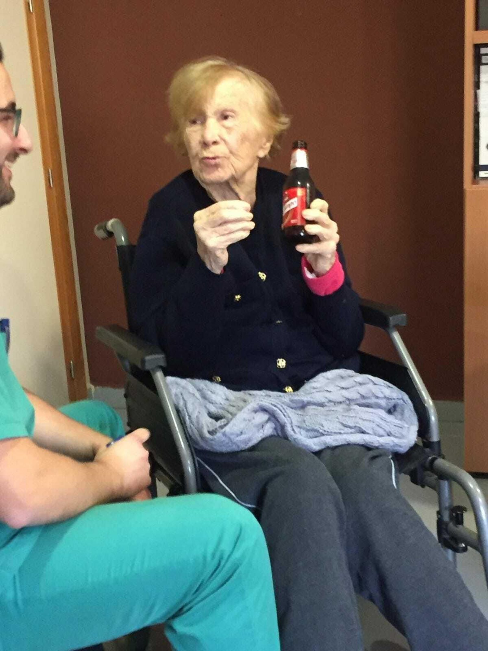 María, días antes de fallecer, disfrutando de un botellín de Cruzcampo en la residencia Novo Sancti Petri