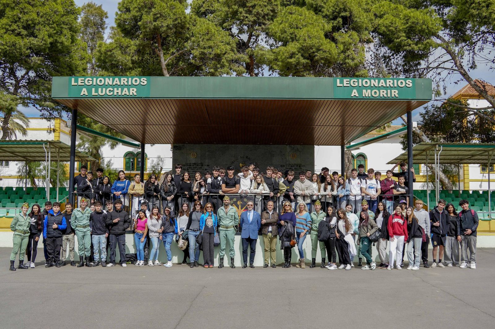 Un grupo de jóvenes en la Base de la Legión en Viator.