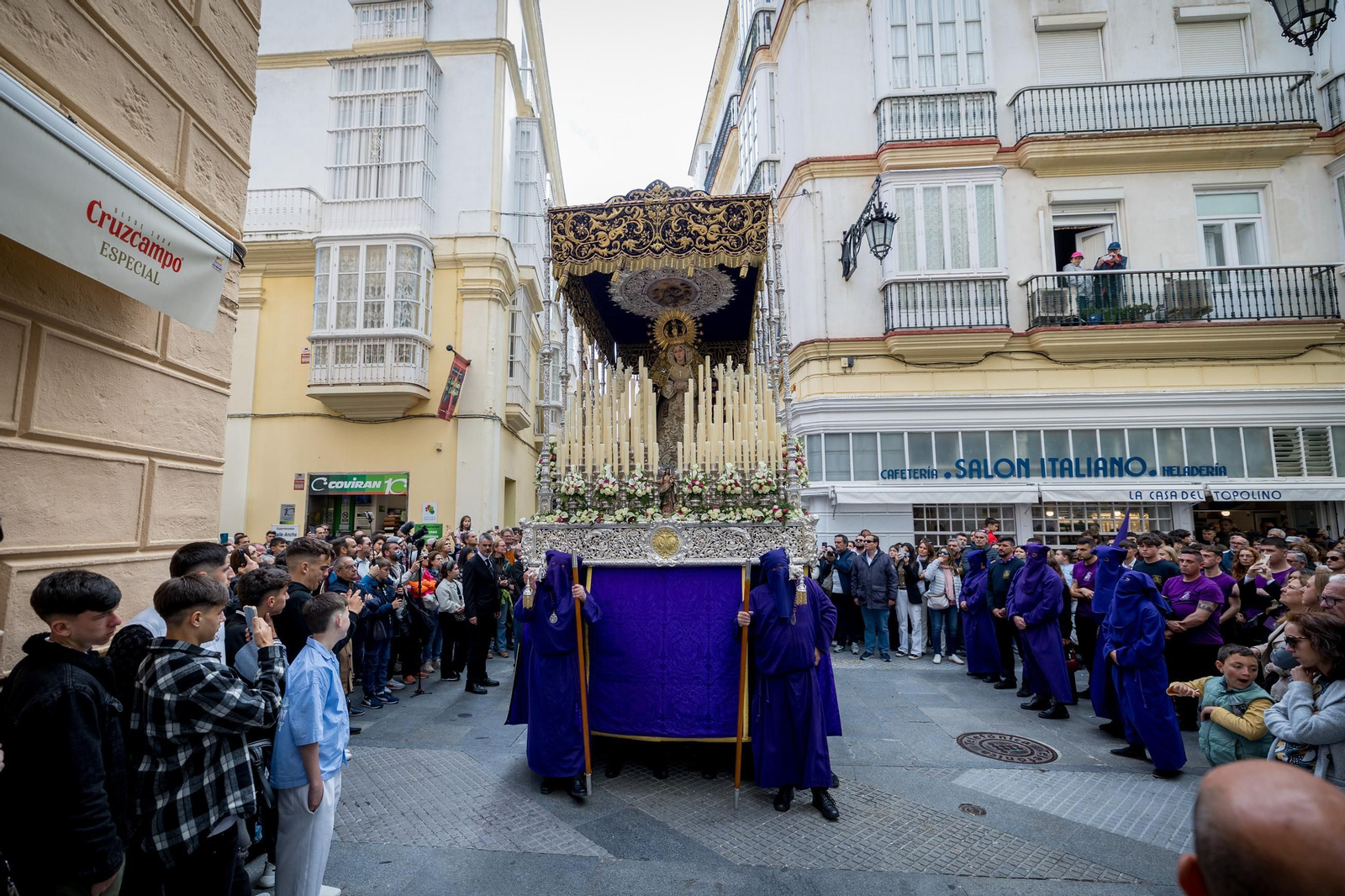 Imágenes de la salida de Columna en la Semana Santa de Cádiz 2025