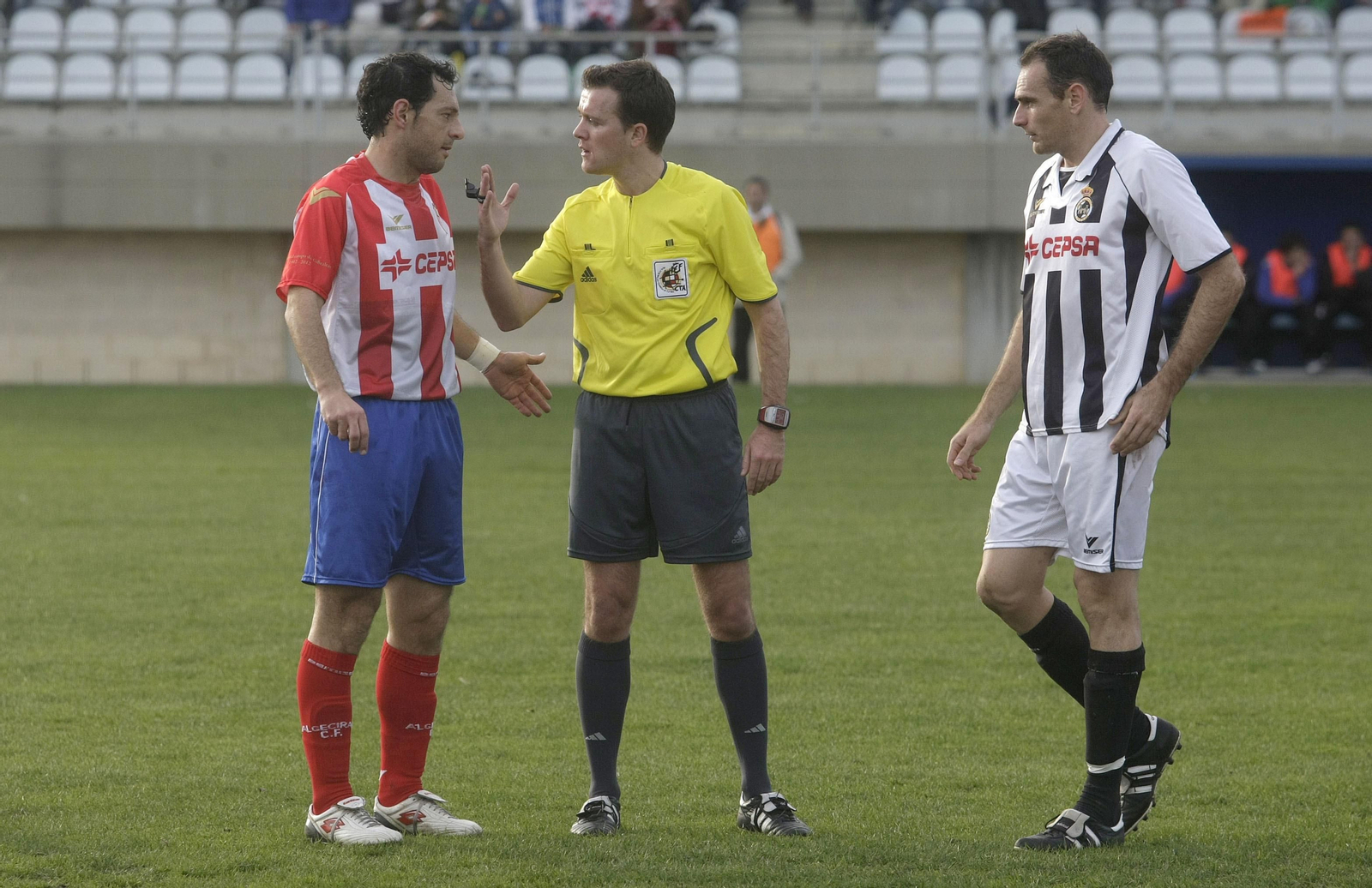 Chavet García, ante Caballero y Carlos Guerra, en el Clásico de 2010.