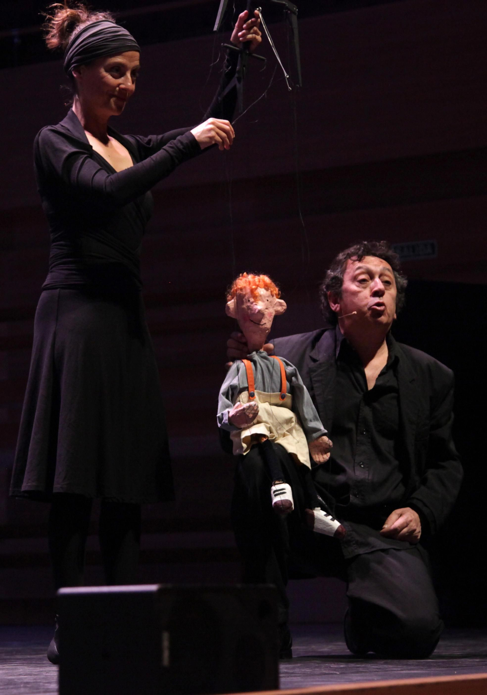 La compañía Per Poc, en una función de 'Pedro y el lobo'.