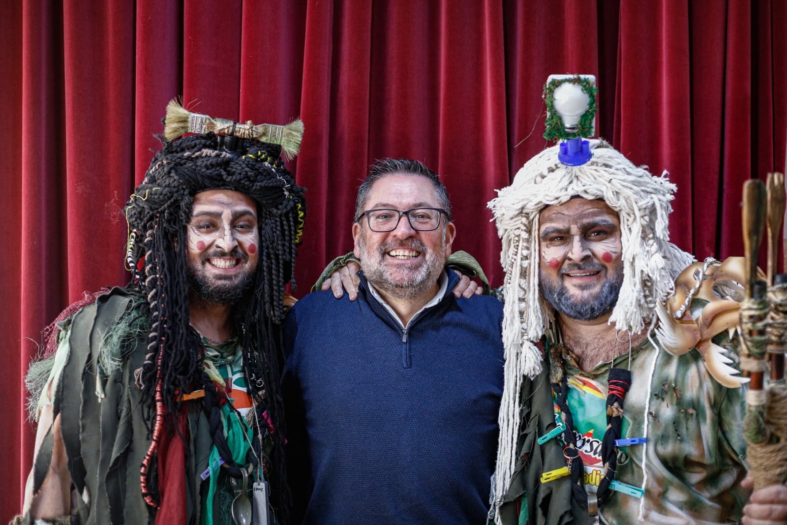 Juan Pérez 'El Blanco', José Manuel Sánchez Reyes y Manolín Santander, autores de 'Los cadisapiens' en camerinos.