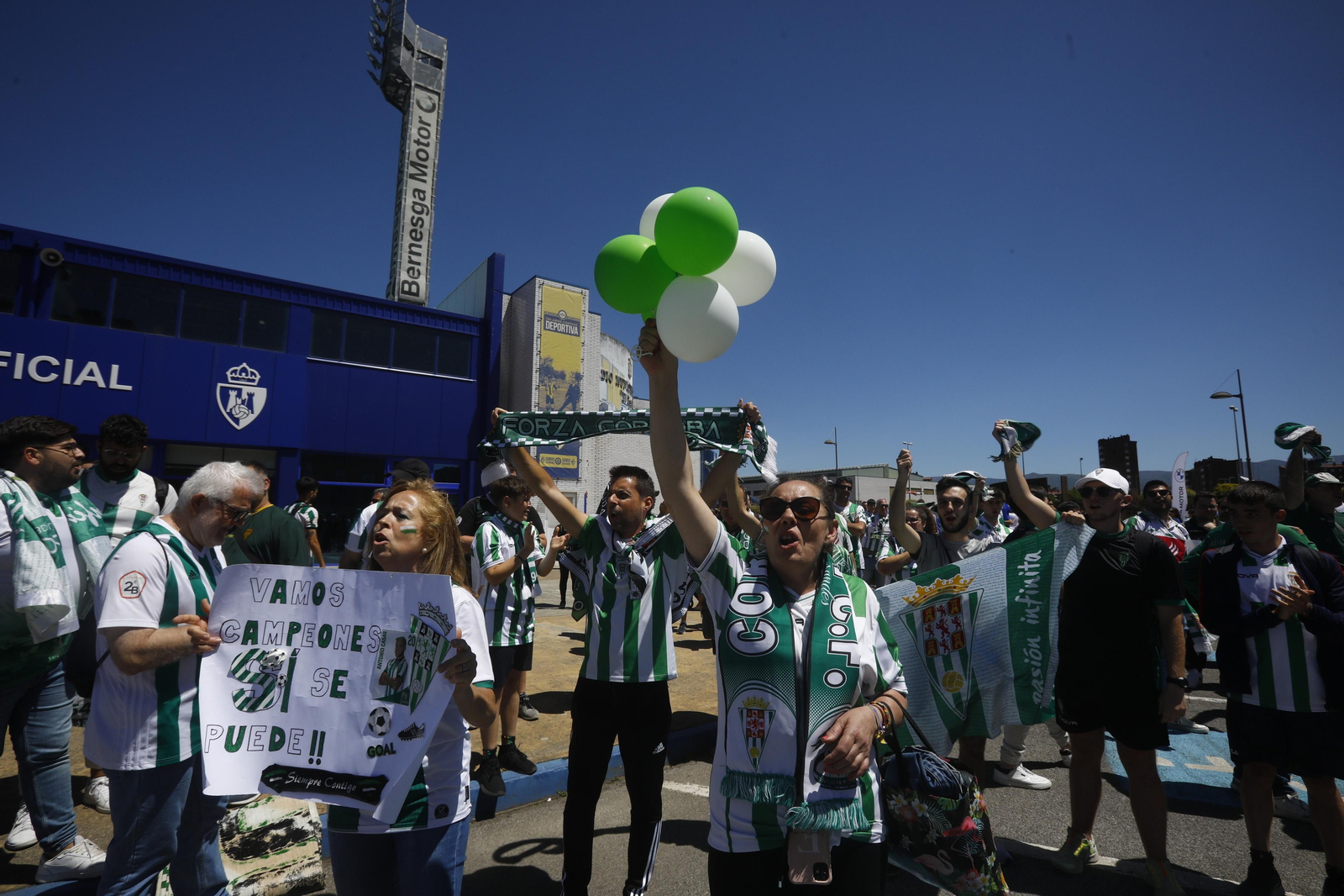 El Córdoba CF recibe el calor de su afición a su llegada a El Toralín antes del partido ante la Ponferradina El Córdoba CF recibe el calor de su afición a su llegada a El Toralín antes del partido ante la Ponferradina