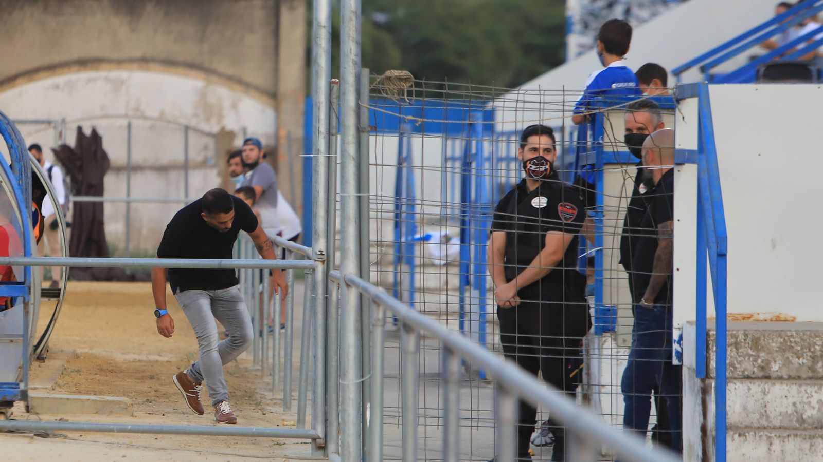 Fajardo fue expulsado y tuvo que seguir el partido desde la grada.