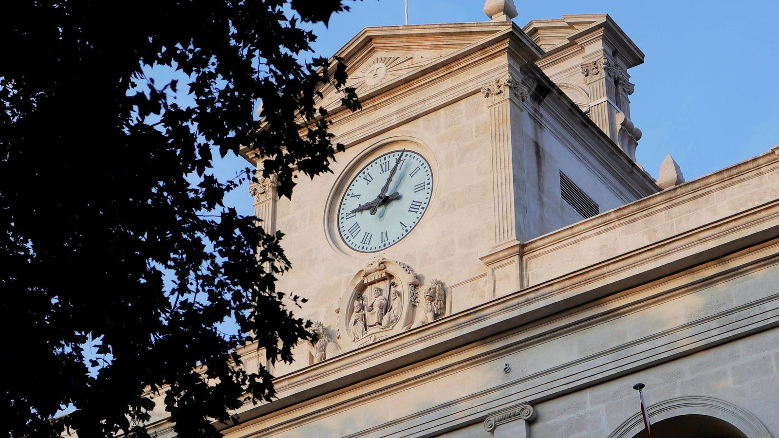 El reloj del Ayuntamiento, en la Plaza Nueva.