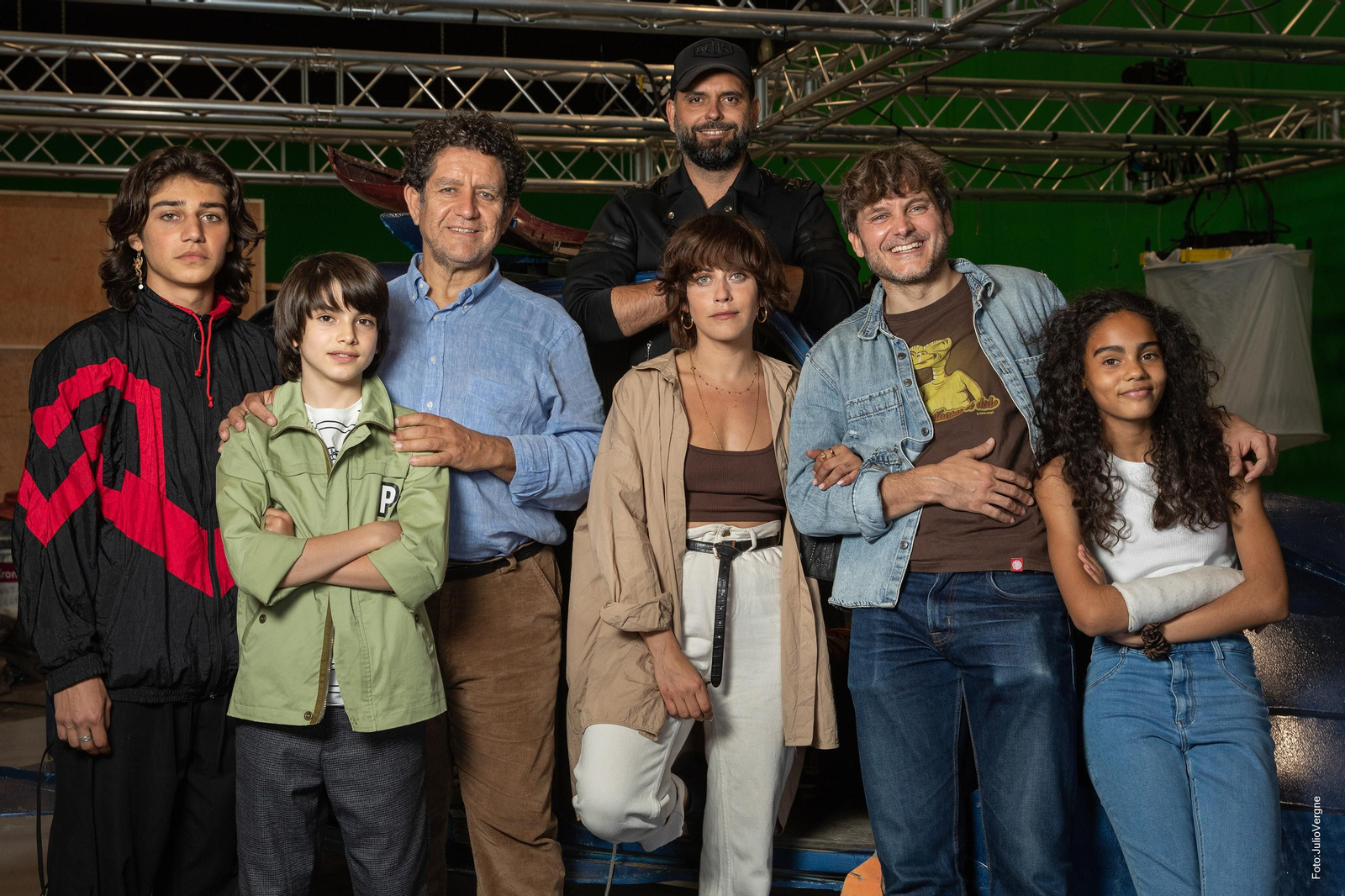 Alexis Morante, junto a los actores de 'El universo de Óliver'.