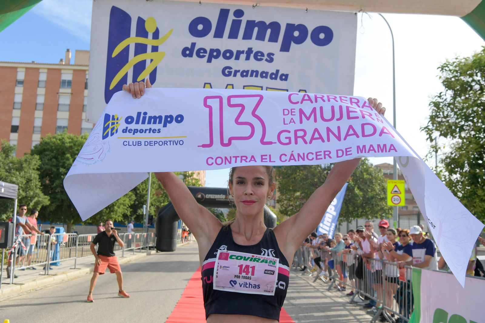Las imágenes de la Carrera de la Mujer de este domingo en Granada