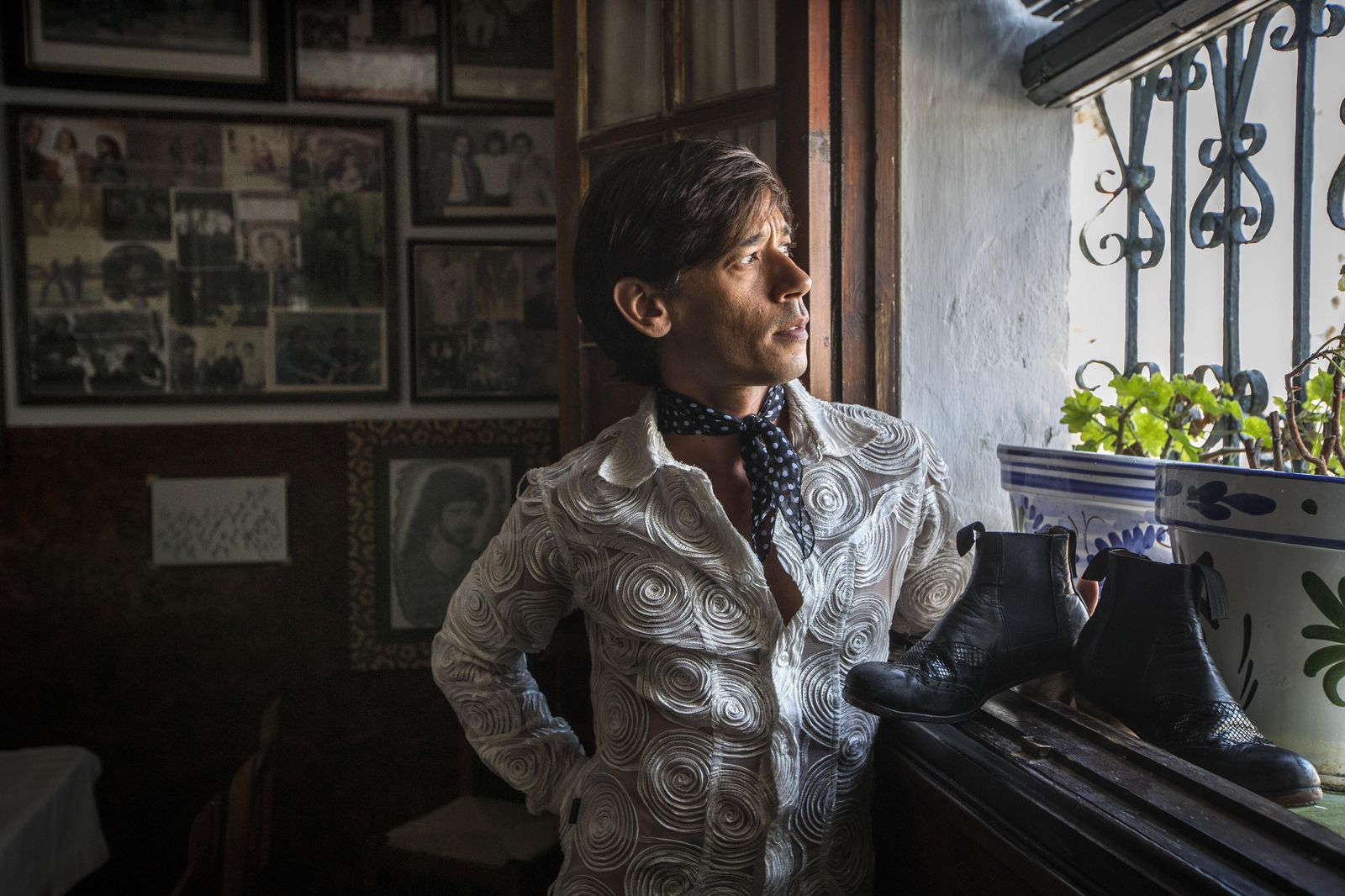 'El Mawi de Cádiz' posa con sus zapatos de baile en una de las estancias de la Venta de Vargas.