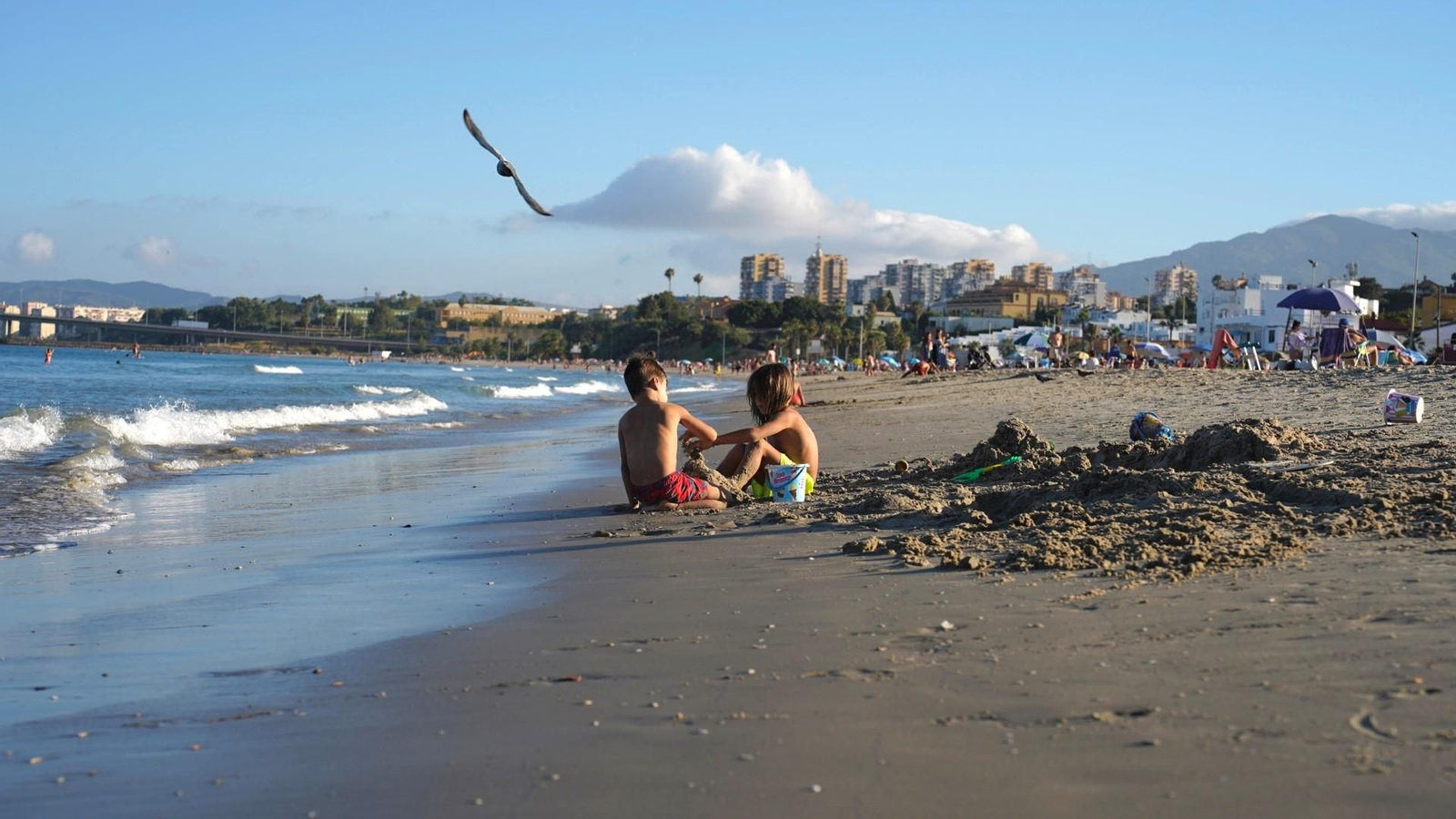 Niños jugando en la playa de El Rinconcillo.