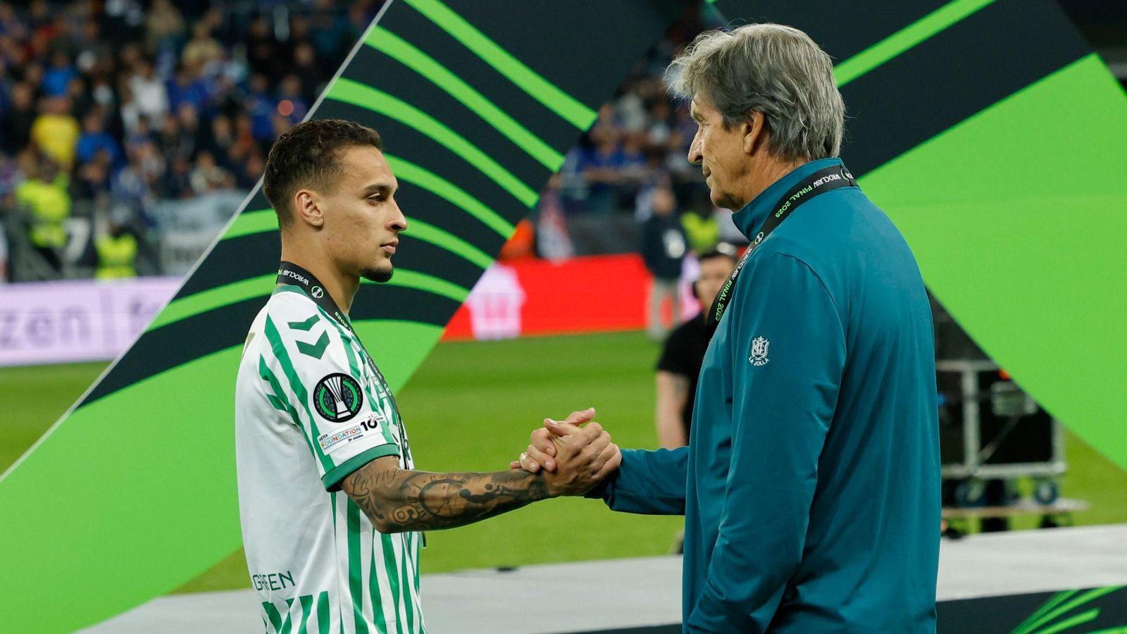 Manuel Pellegrini saluda a Antony tras la final de la Conference League. Manuel Pellegrini saluda a Antony tras la final de la Conference League.