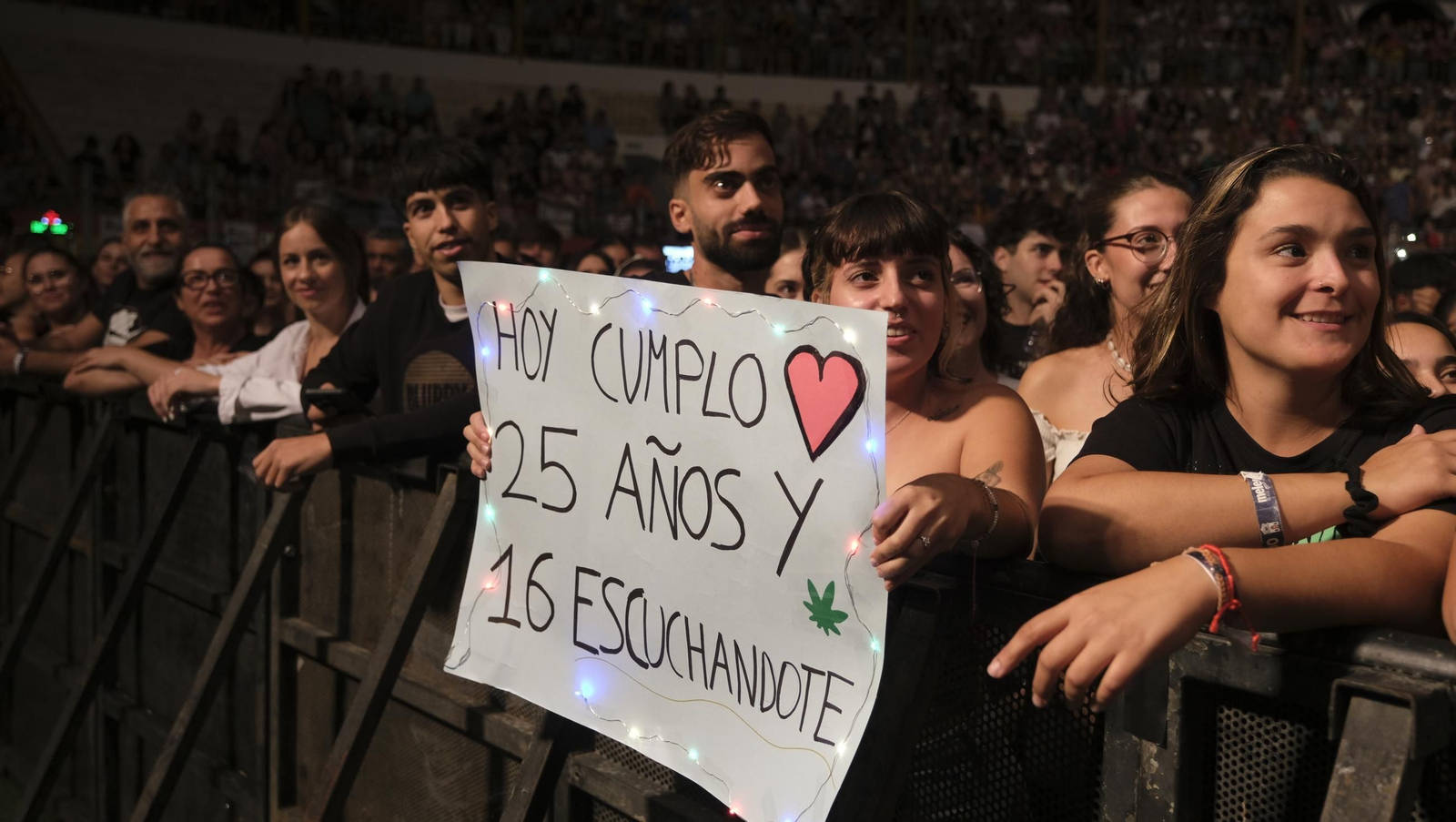 El concierto de Melendi llena de fans la Plaza de Toros de Almería, en imágenes