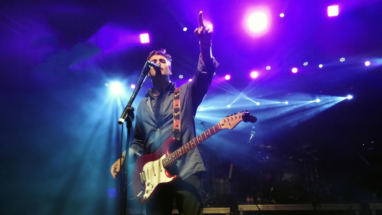 Fernando López durante un concierto con Modestia Aparte