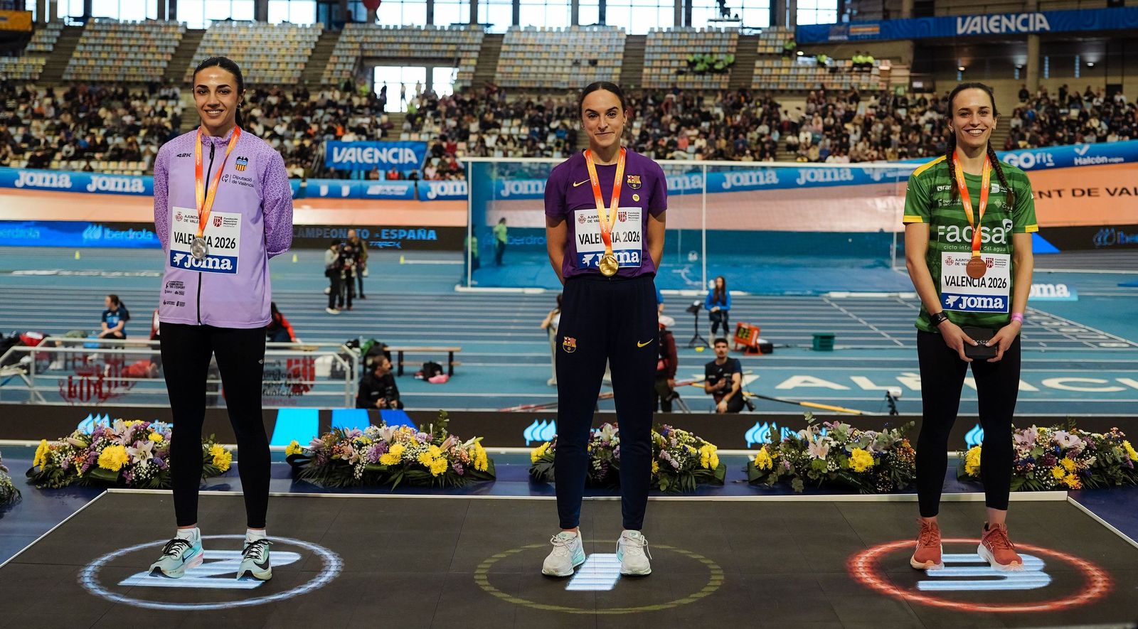 Alba Borrero, en el centro, recibe la medalla de oro como campeona de España del 200.