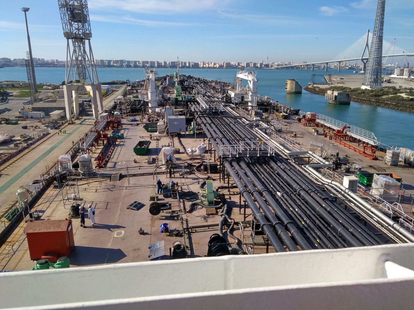 Imagen desde el puente de mando de un buque en el astillero de Puerto Real, en Cádiz.