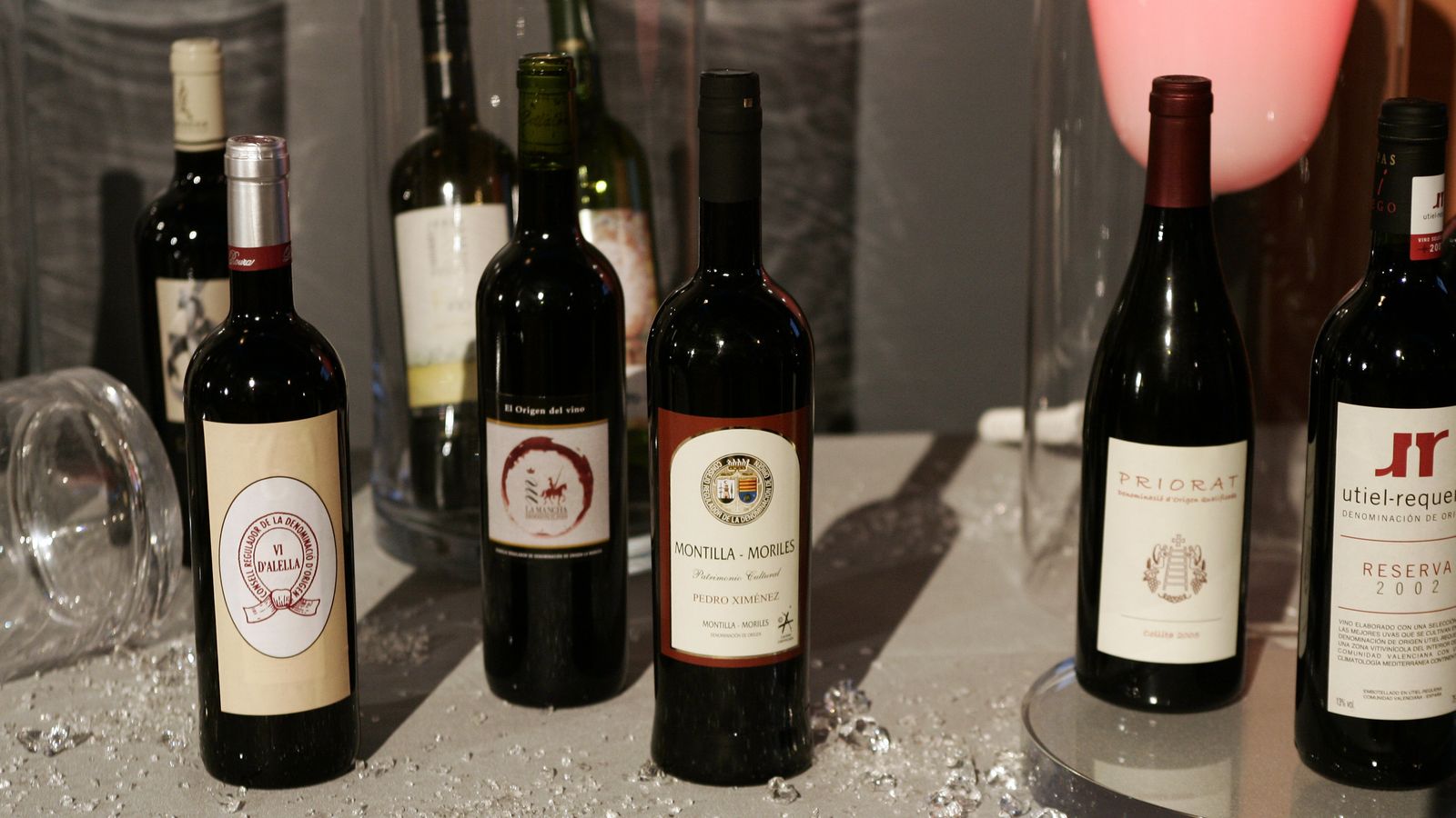 Diferentes botellas de vino con DO