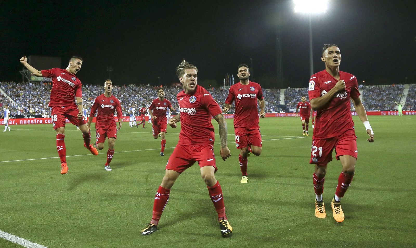 Álvaro Jiménez, en el centro, celebra esta temporada su gol contra el Leganés.