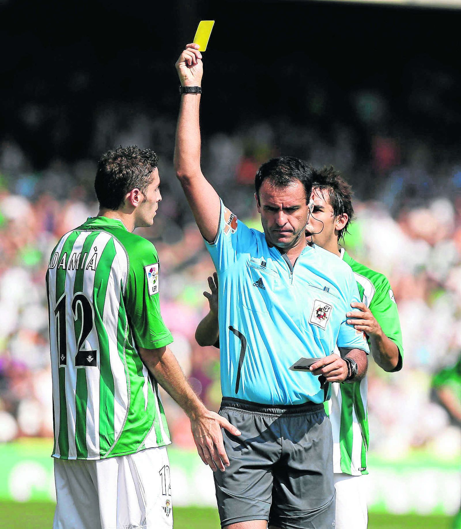 Pino Zamorano enseña una amarilla a Damiá.